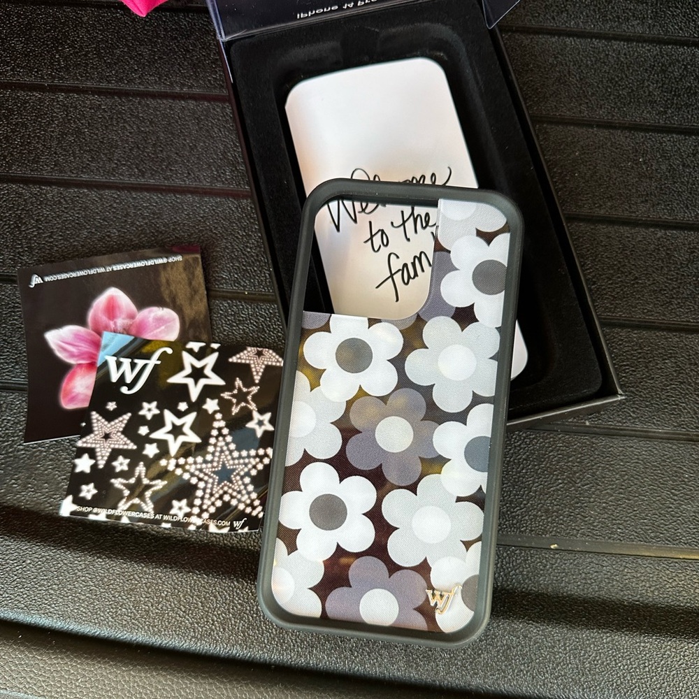 Wildflower Case for iPhone 14 Pro-black, white, gray Daisies
